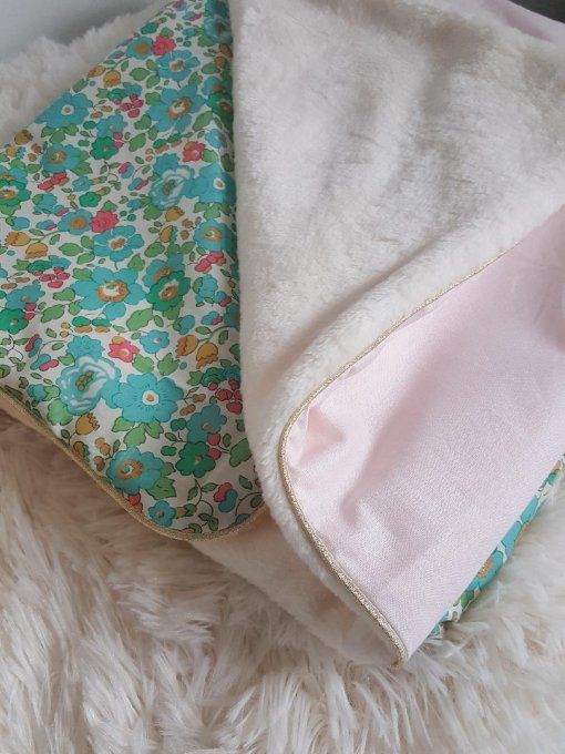 Couverture pour bébé en Liberty betsy turquoise et uni rose
