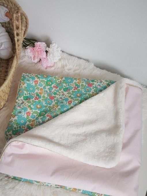 Couverture pour bébé en Liberty betsy turquoise et uni rose