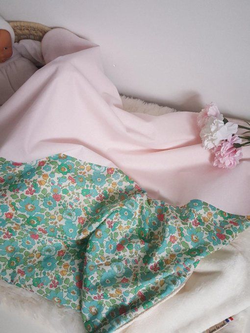 Couverture pour bébé en Liberty betsy turquoise et uni rose