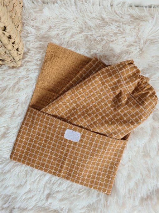 serviette de table et sa pochette carreaux camel