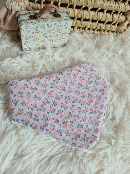 bavoir bandana  en double gaze fleurie mauve et fluo