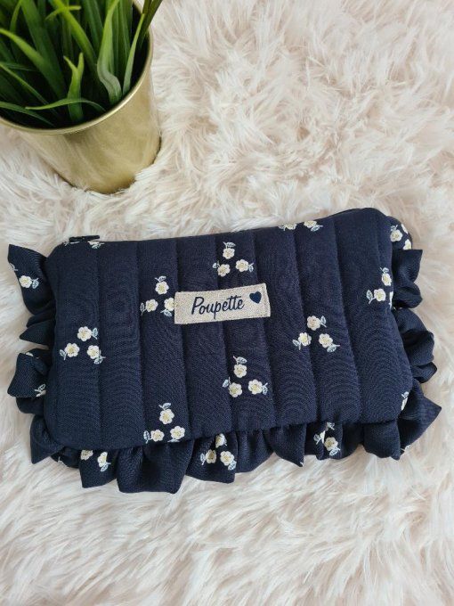 Petite trousse plate volantée et matelassée fleurie bleu marine