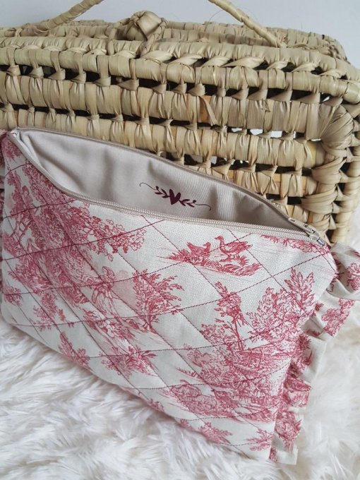 trousse matelassée volantée motif toile de jouy rouge