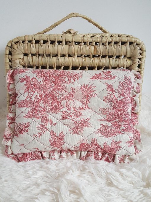 trousse matelassée volantée motif toile de jouy rouge