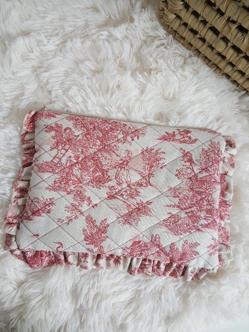 trousse matelassée volantée motif toile de jouy rouge