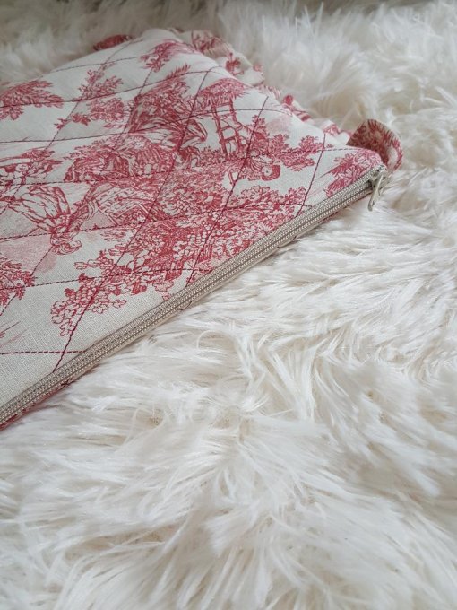 trousse matelassée volantée motif toile de jouy rouge