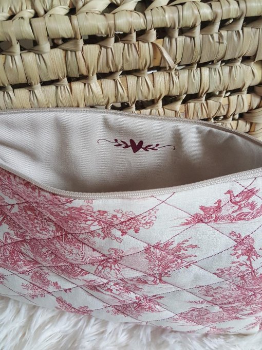 trousse matelassée volantée motif toile de jouy rouge