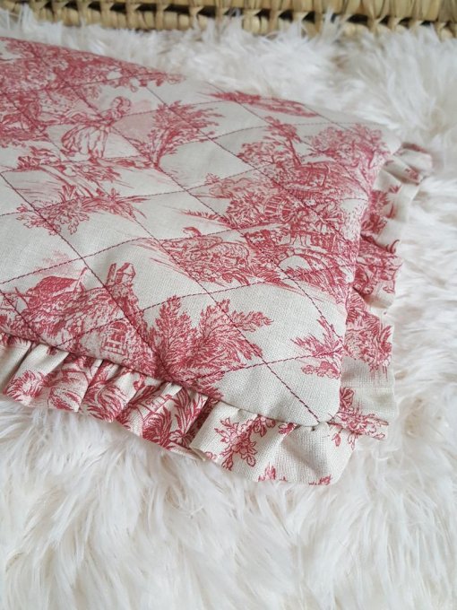 trousse matelassée volantée motif toile de jouy rouge