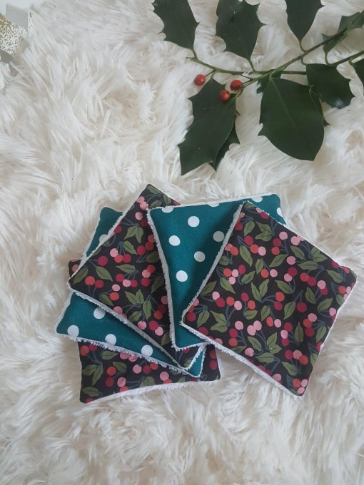 Lot de lingettes lavables en Liberty cherry drop wmas et pois vert sapin