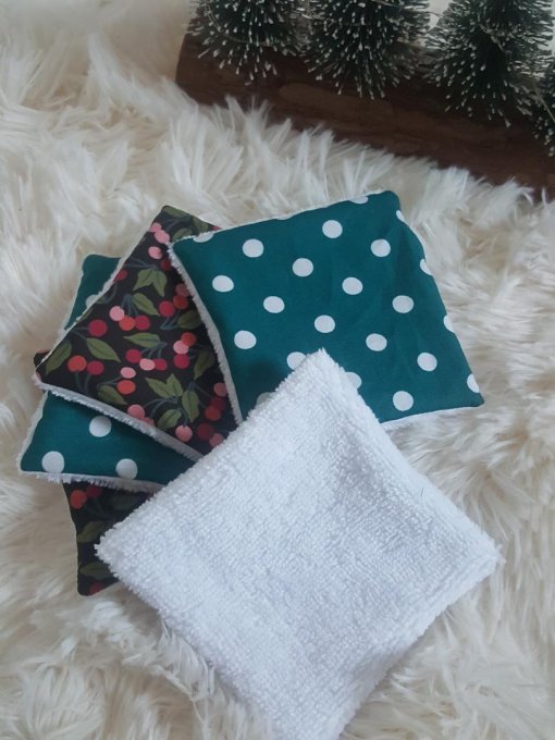 Lot de lingettes lavables en Liberty cherry drop wmas et pois vert sapin