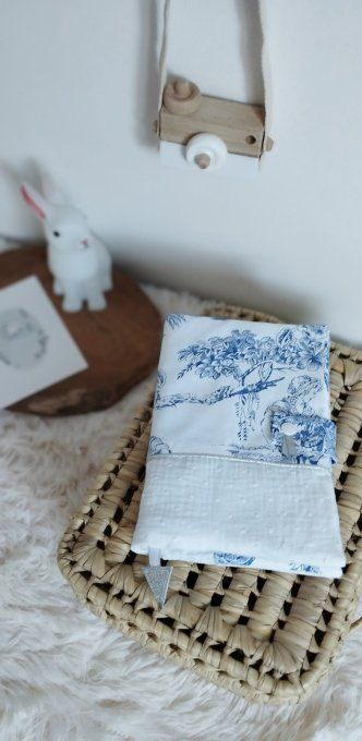 protège carnet de santé en toile de Jouy bleue