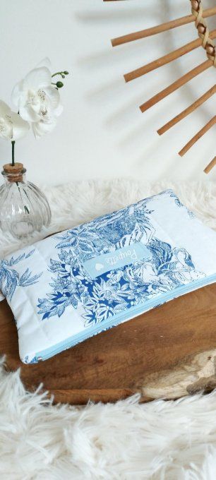Trousse plate doublée et matelassée en toile de jouy bleue