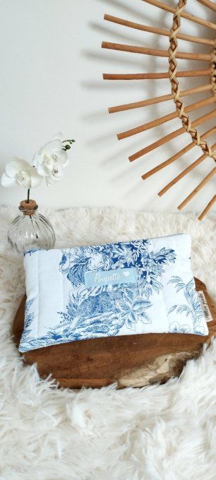 Trousse plate doublée et matelassée en toile de jouy bleue