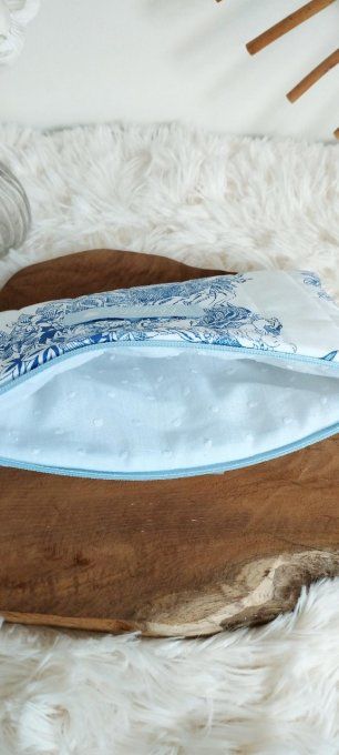 Trousse plate doublée et matelassée en toile de jouy bleue